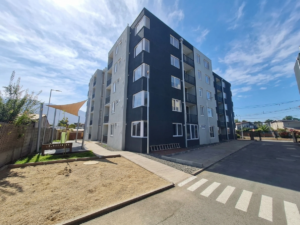 Edificio Don José Miguel con área de juegos y toldo